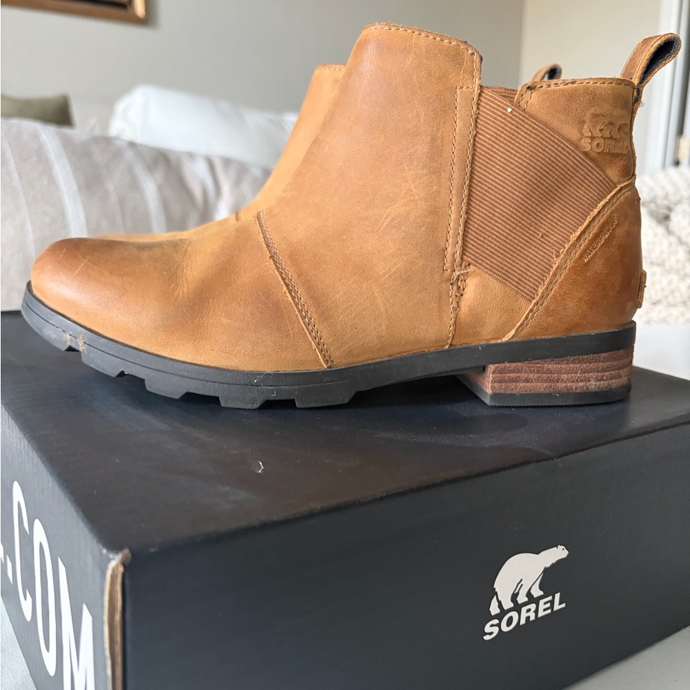 Sorel Women’s Emelie Chelsea Boot in Camel Brown